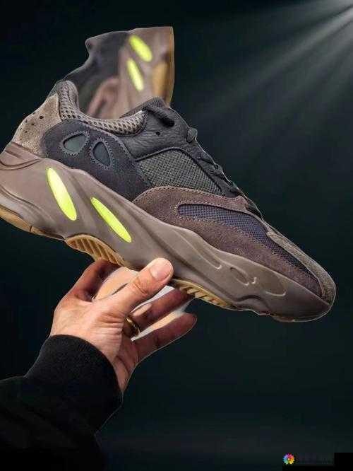 YEEZY700 引领潮流,时尚新宠