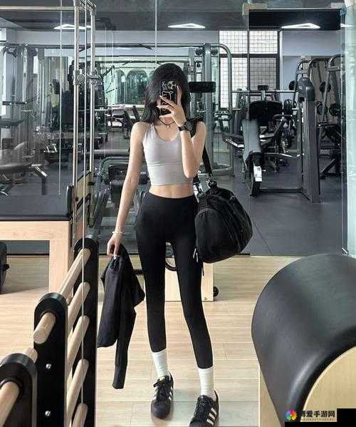 老婆运动时接听老公电话，健身还是别样约会？