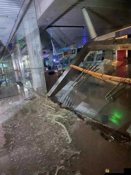 被压到落地玻璃窗前的紧急救援：惊心动魄的生死时速大营救