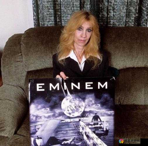 EMINEM和他母亲:从矛盾冲突到最终和解的亲情之路