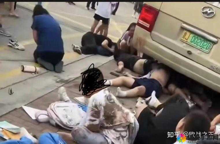 在公交车上被撞出了水消防：离奇事件引发公众关注