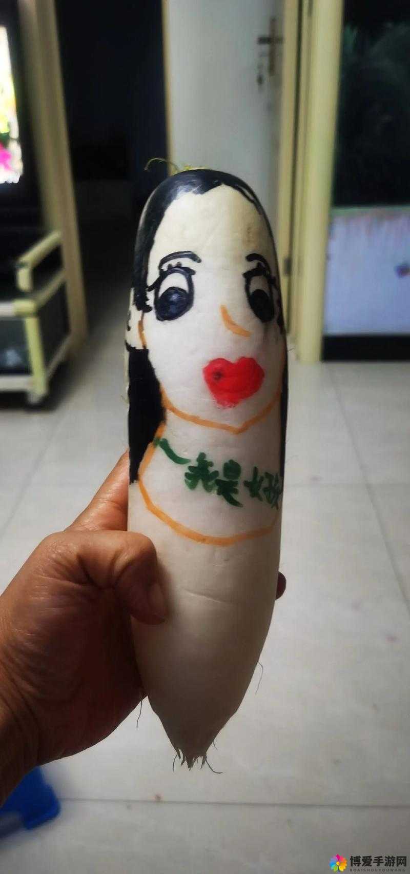 萝卜的温暖传递：幼弟为姐姐送上美味与关爱