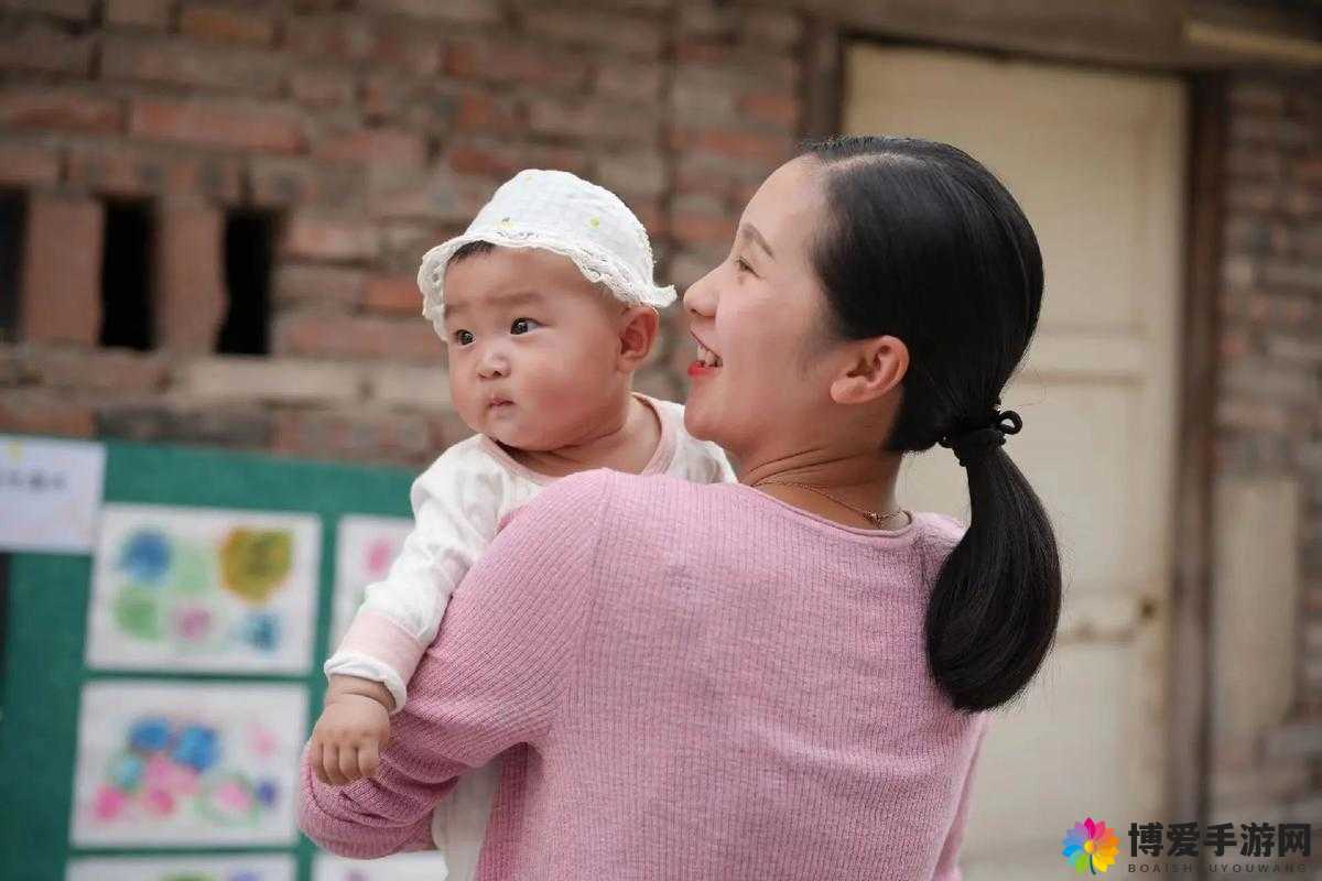 小孩穿开裆裤躺在床上大腿蹦，童真无邪还是别有隐情？
