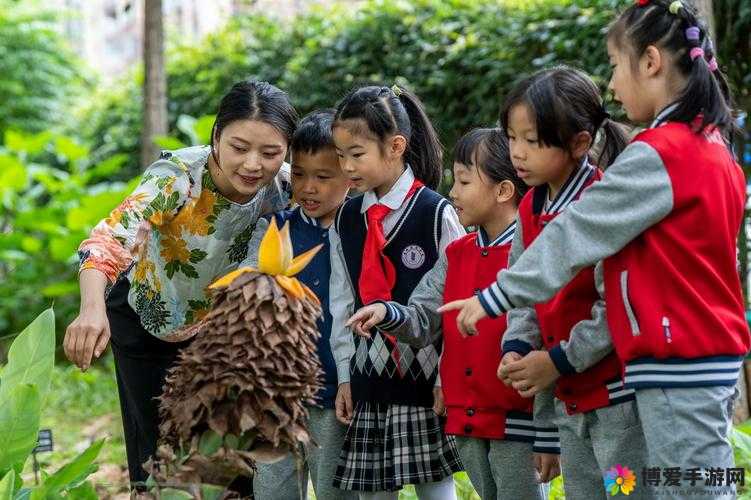 生物课老师让同学们亲自体验：探索生命奥秘的奇妙之旅