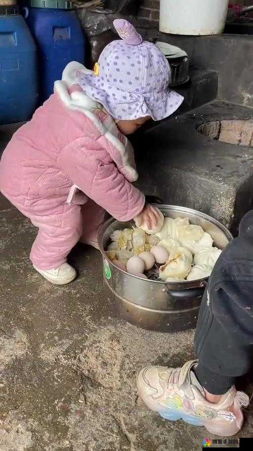 小孩半夜喂姐姐吃萝卜：充满童真与温馨的奇妙瞬间