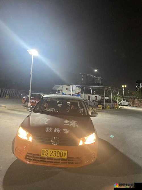 女性跟教练晚上练车合适吗：探讨其安全性与注意事项