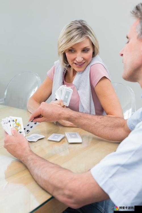 美女与男子：扑克桌上的别样风情
