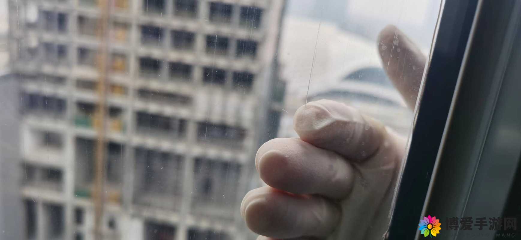 趴在玻璃窗做给别人看是什么感觉:关于这种行为的深入探讨与思考