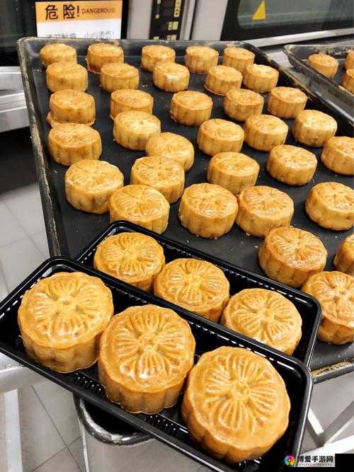 妈妈女儿齐上阵共做月饼：亲子互动传承家的甜蜜味道