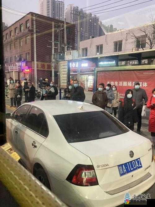 公交车车站最后一排被多人玩：一段引人深思的公共场景事件