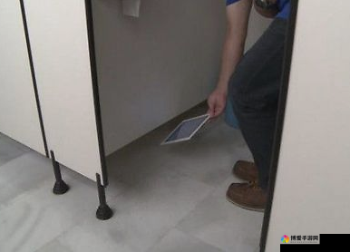男子多次公厕媮拍女性隐私：法律能否制裁这种行为？
