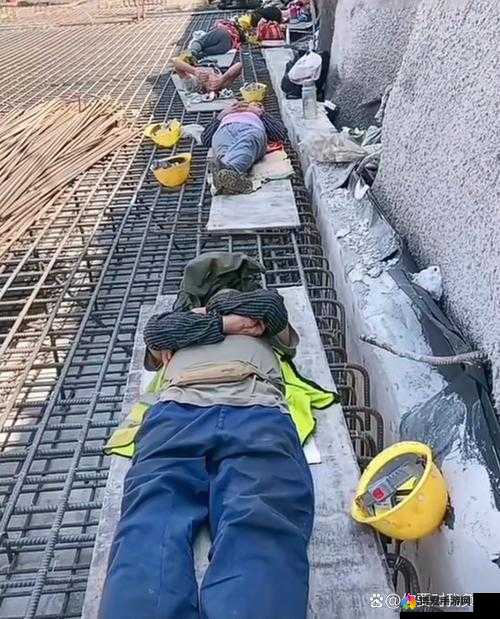 农民工工棚内发生的事件：一段令人震惊的录像