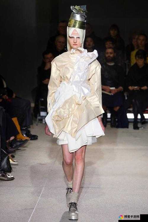日本Comme des Garçons 时尚品牌：创新与经典的完美融合