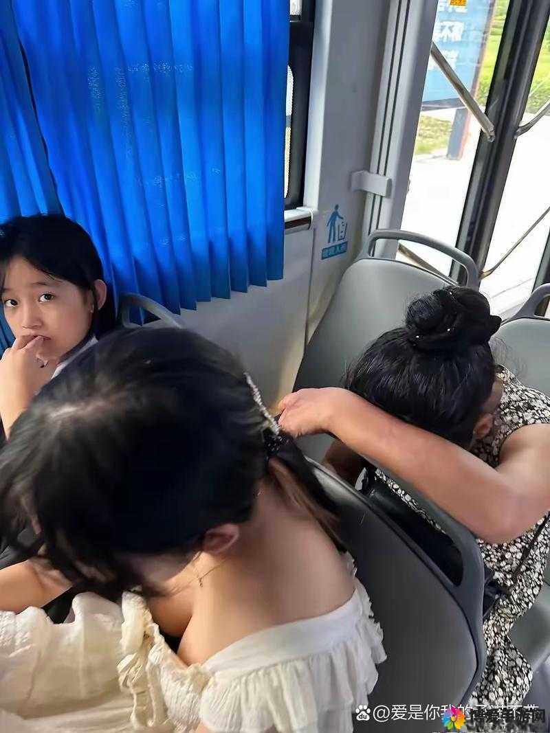 美女上公交车被挤：衣衫破损，尴尬无奈