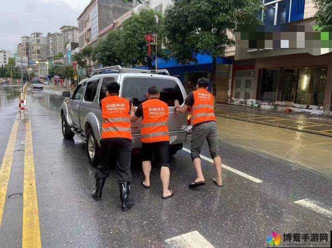 暴雨天被困在公司的女职员：焦急等待救援能否平安回家