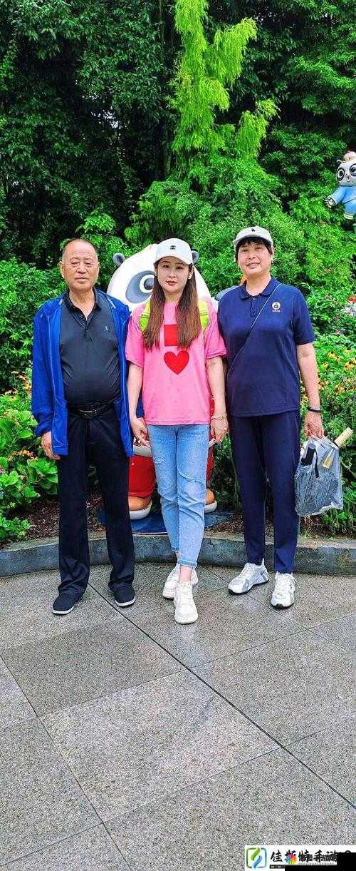 以父母儿女一家大联欢吕红刘海为中心：家庭团聚，共庆新春