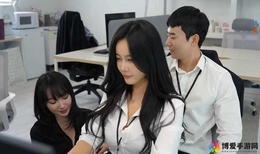 有母乳的人妻女上司：职场与家庭的独特融合