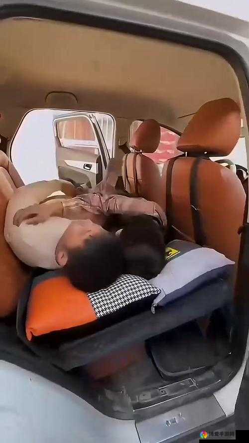 男朋友带我去车里,然后他这样做了