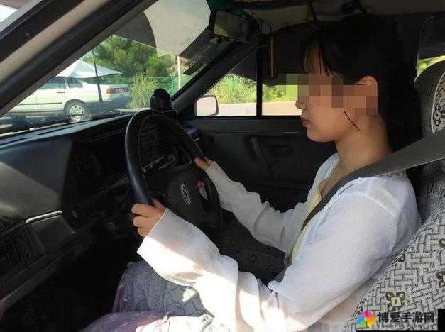 女性跟教练晚上练车：安全与合适性探讨