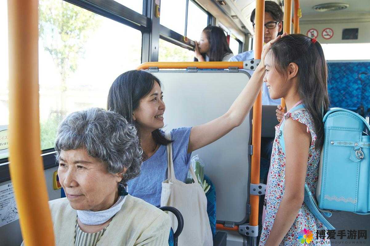 闺蜜和我公交惊魂:八人拥挤致摔倒,安全出行引深思
