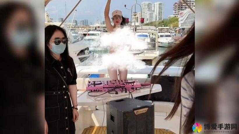 穿比基尼跳舞视频合集：夏日海滩风情，展现自信与活力的完美瞬间