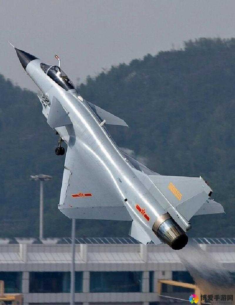 翱翔蓝天，探索中国空军之星——歼-10S战斗机