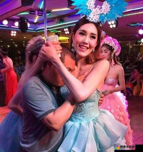 被吊起来露出奶头供人玩弄是否属于性虐待？