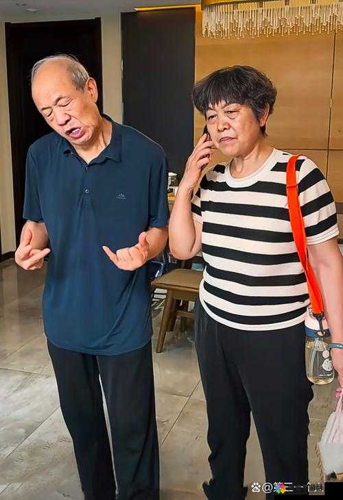 老太婆同小伙子做受引发热议：跨越年龄的情感故事背后的社会思考
