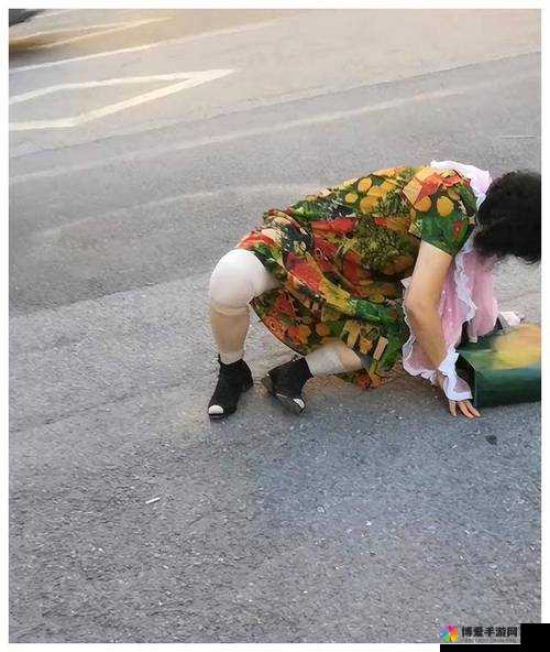 乱老太β的真实生活是怎样的？她的家人知道她的行为吗？