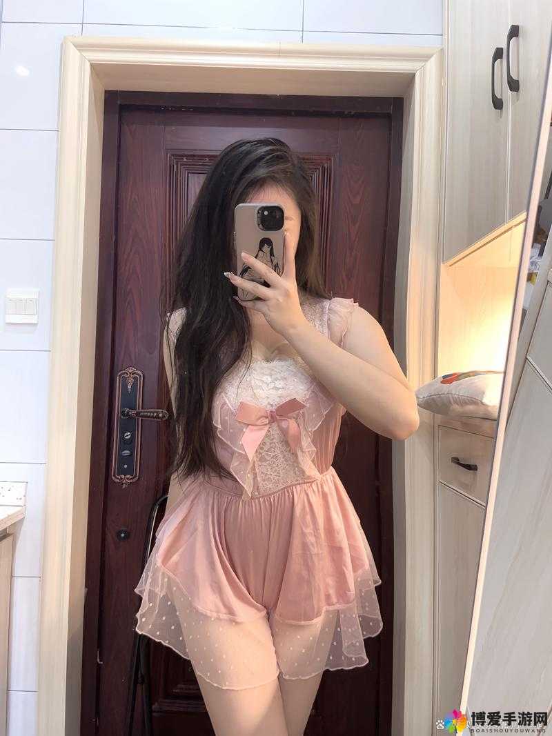 她下面湿漉漉的，我把手伸进去会怎么样？