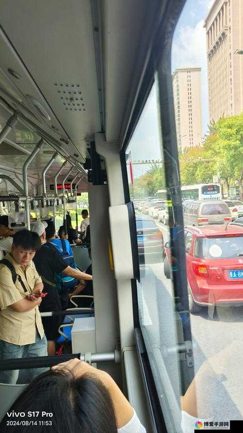 坐公交车上被�2�1的最深的一天：真实经历与深刻反思，网友热议不断