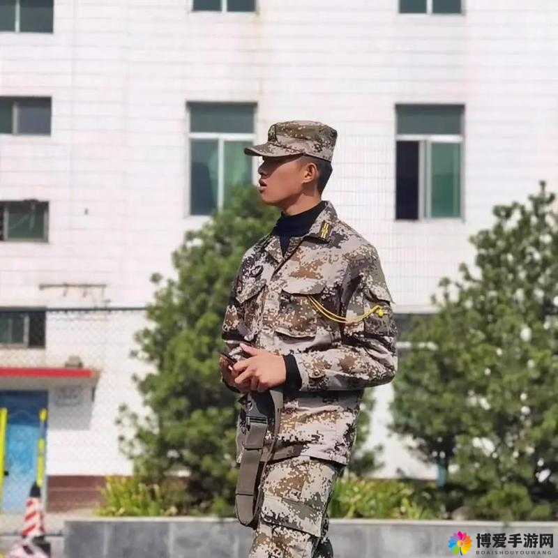军训宿舍里被教官严厉训斥到崩溃的瞬间：迷彩服下的成长与挑战