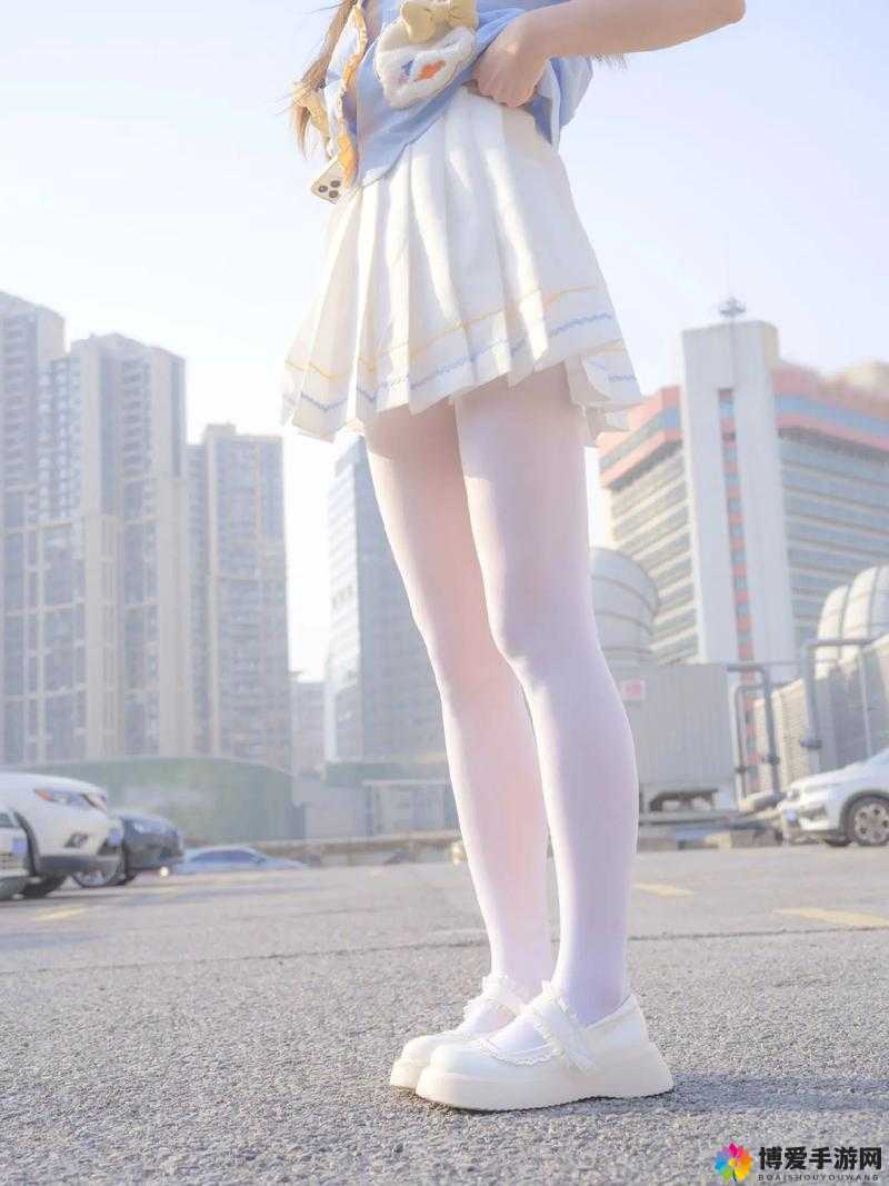 白丝裤袜校服露内写真：清纯与诱惑的完美结合，你能抵挡得住吗？