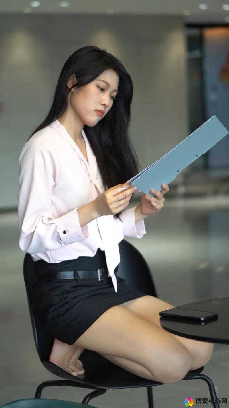 人妻社长秘书在线：职场与家庭的双重挑战，如何平衡事业与情感生活？