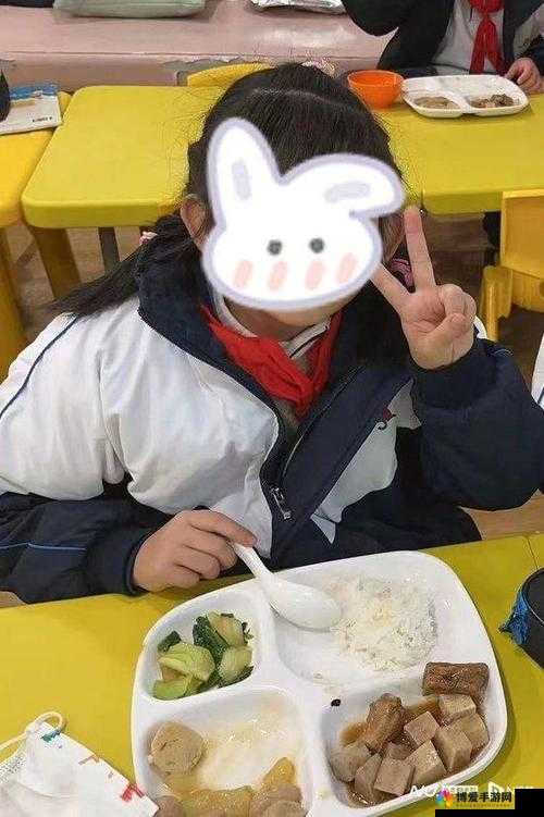 校服衣袖意外发现馒头,学生该如何妥善处理这一突发情况?