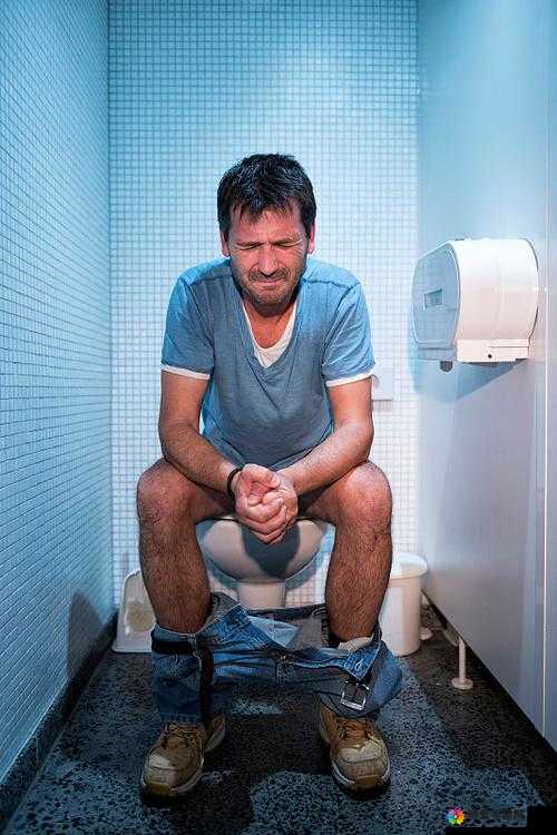 震惊为何男人会被绑在公厕里小便?这背后到底隐藏着什么真相?