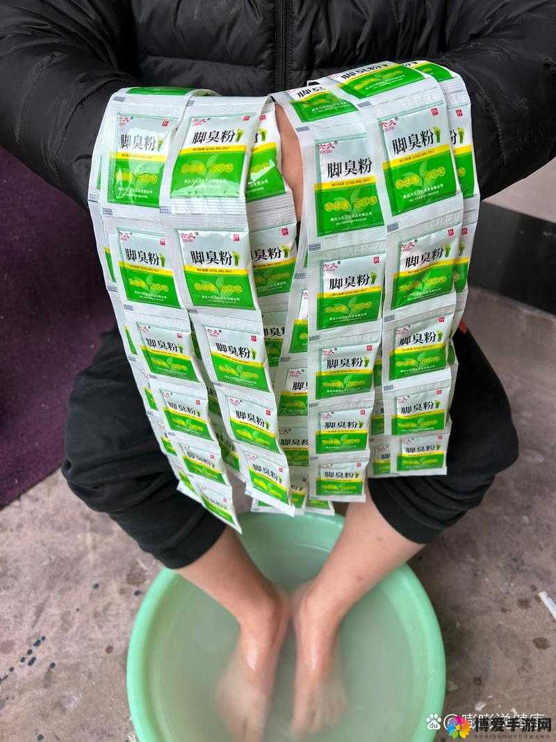 透明胶布裹脚视频为何引发关注？带你一探究竟或：惊透明胶布把脚裹起来的视频，到底有何特别之处？
