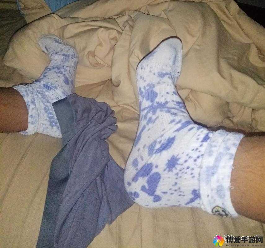 揭秘男生被绑尿囗图片背后的真相：网友热议与法律警示