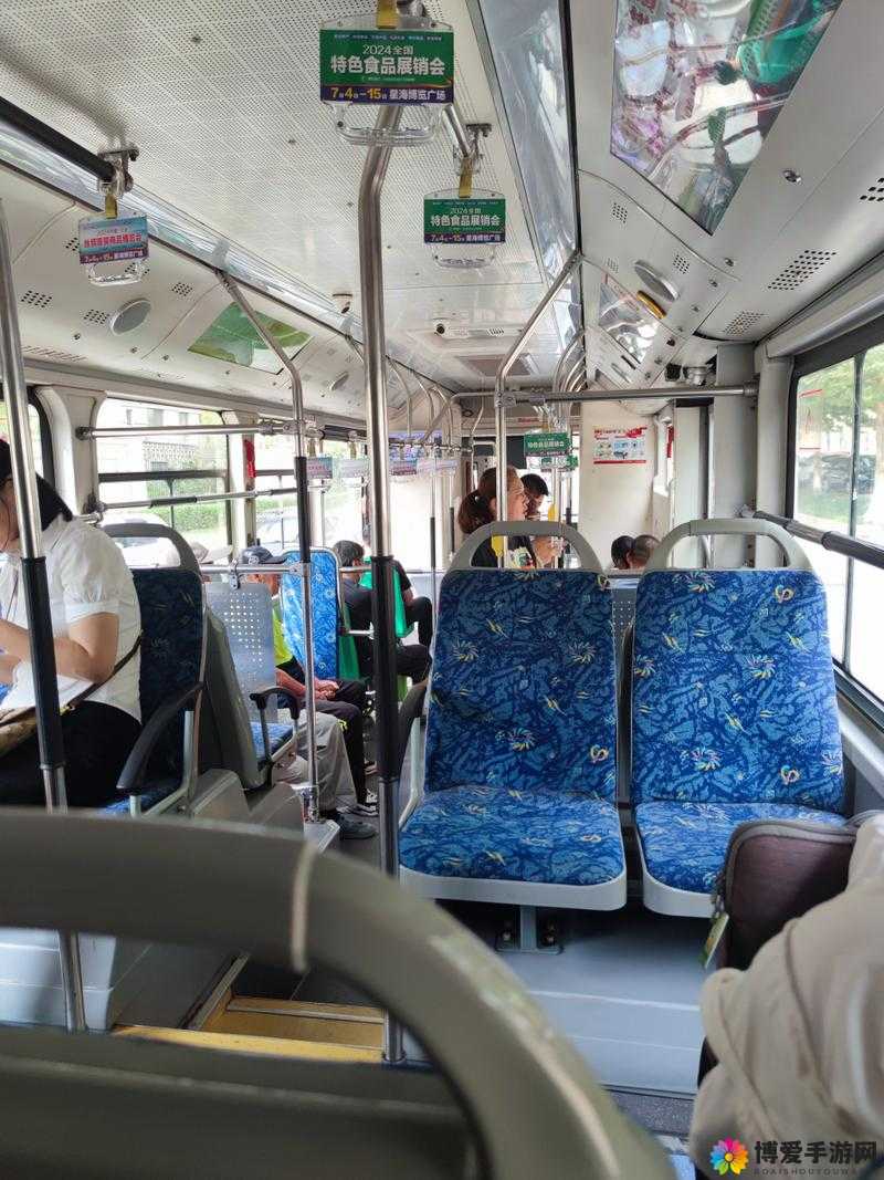 ：妈妈每天坐公交车去上班，是一种什么样的体验？