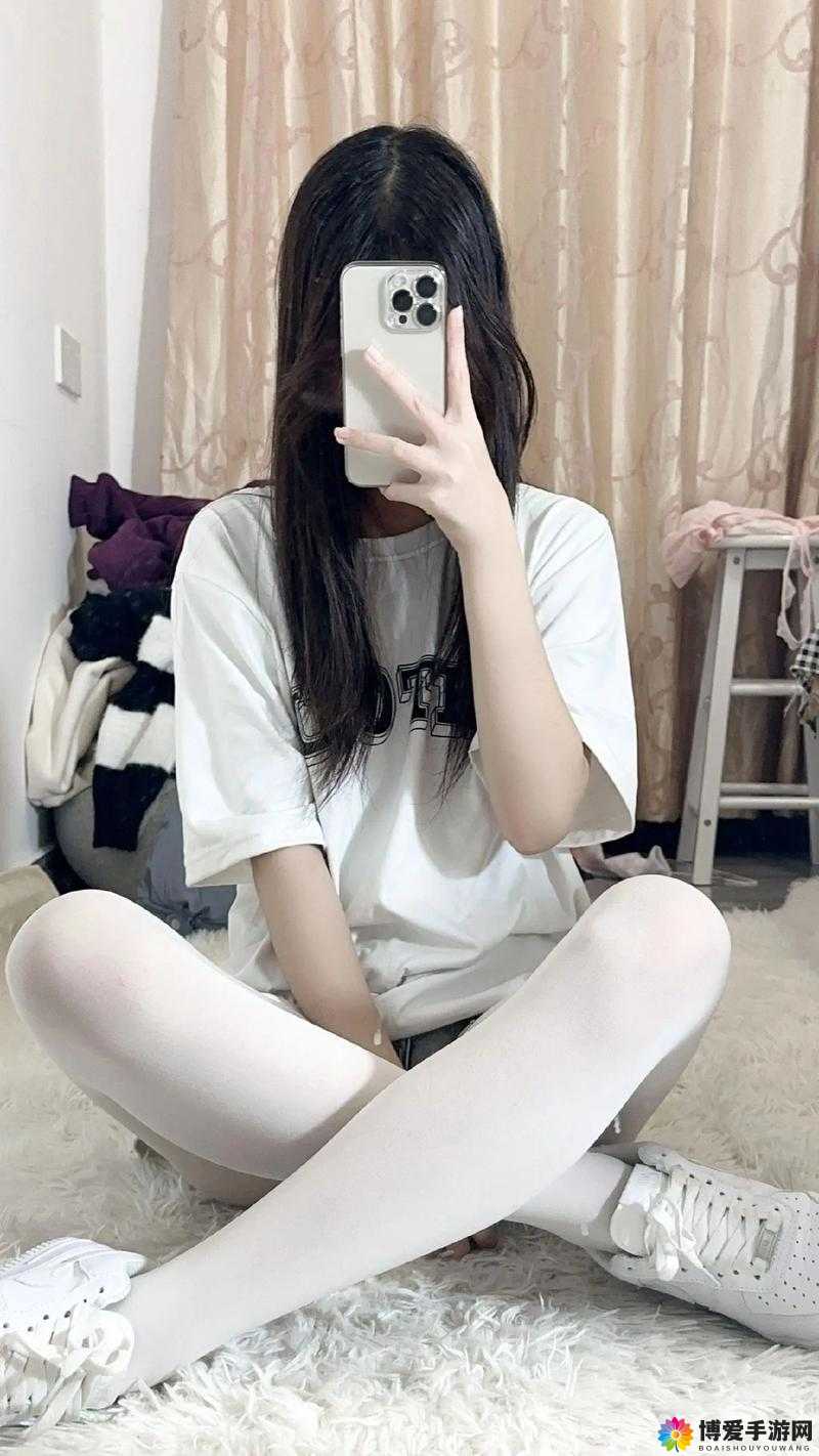 白丝美女露内裤的时尚穿搭指南：如何巧妙展现性感与优雅的完美结合