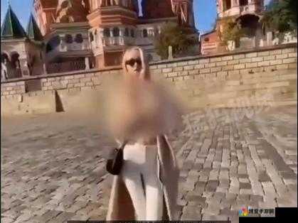 美女裸露双乳奶头夹腿亲亲的瞬间，网友热议：真实情感还是炒作？