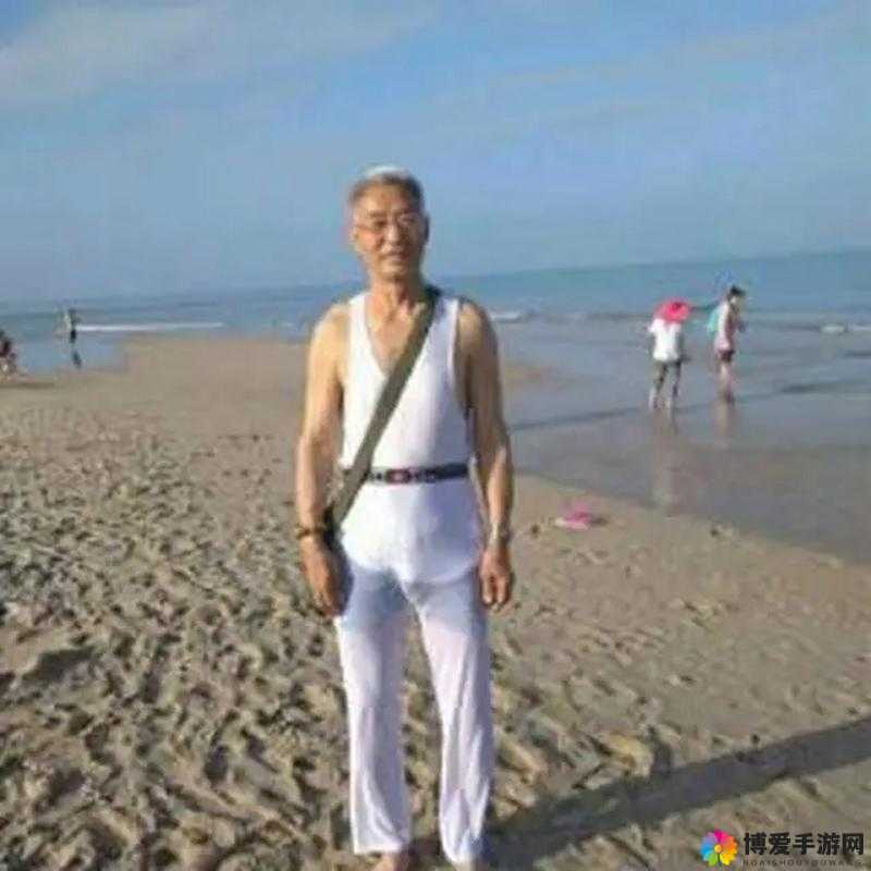 亚洲同性老头XXXXX老人为何引发关注？他们的故事你了解多少？