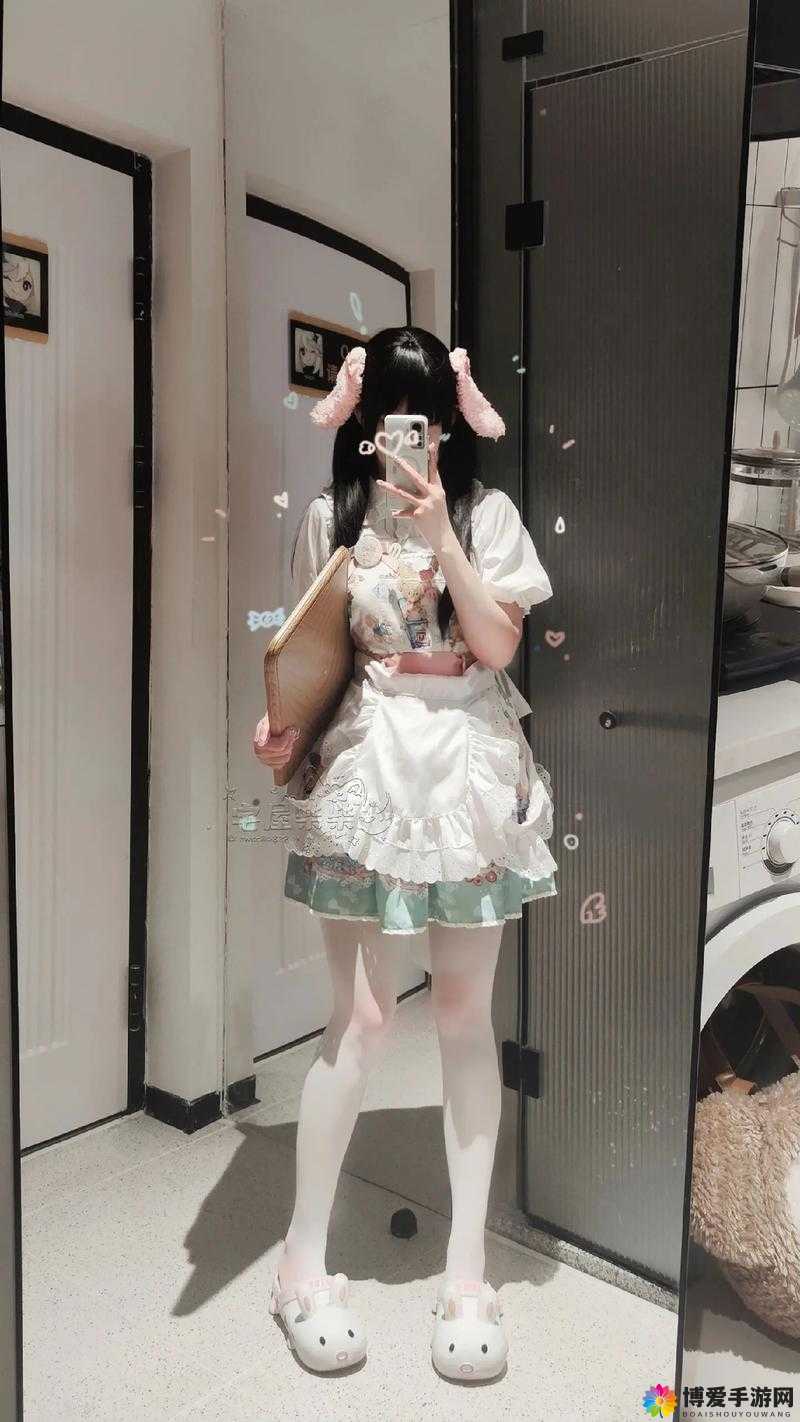 18岁那年，洛丽塔校服下的秘密：开腿白丝缠绕的禁忌初恋